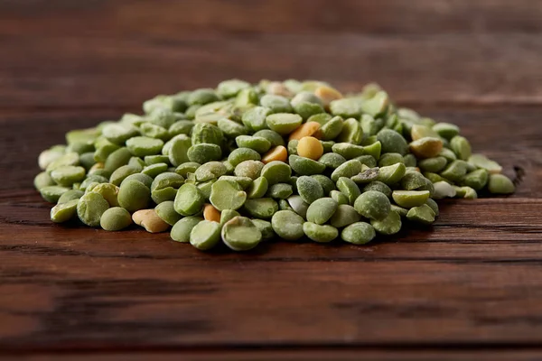 Yeşil bezelye rustik ahşap arka plan, yakın çekim, en iyi görünüm, seçici odak yığını.