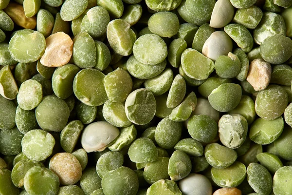 Rustik ahşap arka plan, yakın çekim, en iyi görünüm, seçici odak yeşil bezelye.