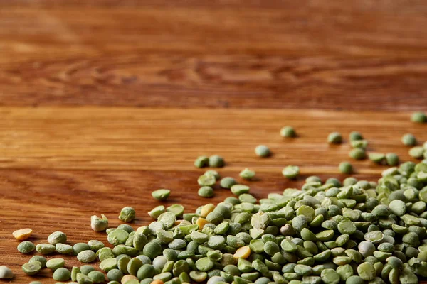 Rustik ahşap arka plan, yakın çekim, en iyi görünüm, seçici odak yeşil bezelye.