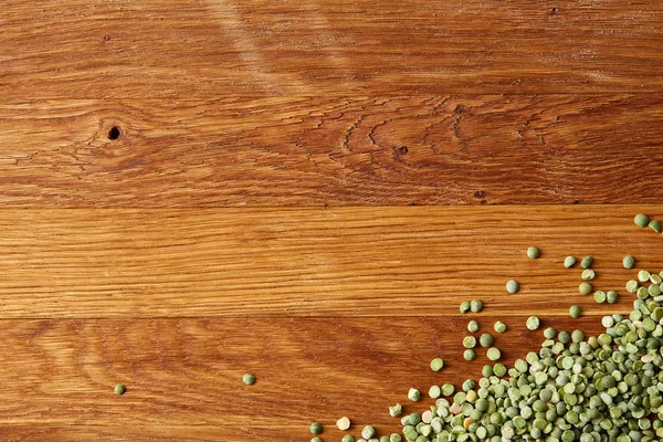 Rustik ahşap arka plan, yakın çekim, en iyi görünüm, seçici odak yeşil bezelye.
