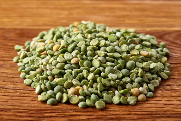 Yeşil bezelye rustik ahşap arka plan, yakın çekim, en iyi görünüm, seçici odak yığını.