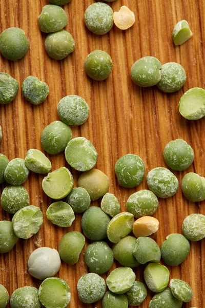 Rustik ahşap arka plan, yakın çekim, en iyi görünüm, seçici odak yeşil bezelye.