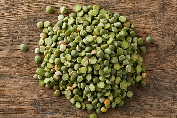 Yeşil bezelye rustik ahşap arka plan, yakın çekim, en iyi görünüm, seçici odak yığını.