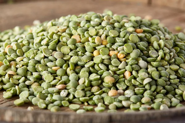 Ahşap varil, yakın çekim, en iyi görünüm, seçici odak üstünde yeşil bezelye yığını.