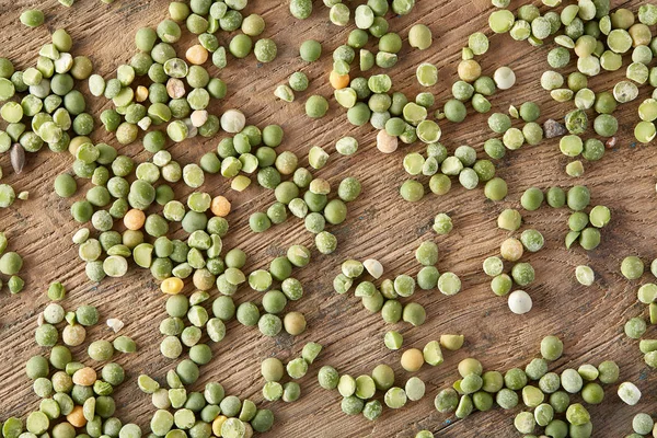 Ahşap varil, yakın çekim, en iyi görünüm, seçici odak üstünde yeşil bezelye yığını.