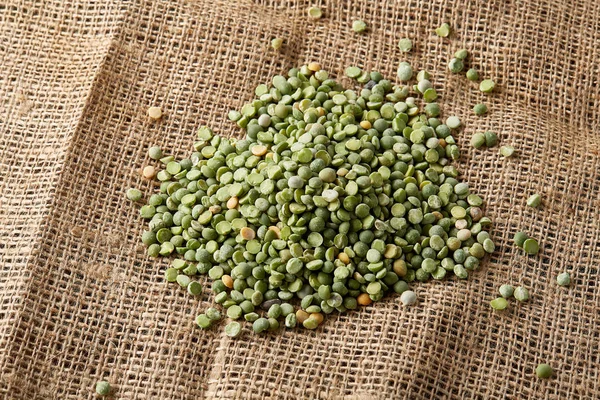 Çuval bezi masa örtüsü, yakın çekim, en iyi görünüm, seçici odak, sığ derinlik-in tarla yeşil bezelye yığını.