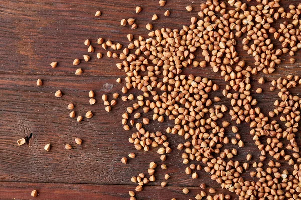 Karabuğday kabuğu çıkarılmış tane ahşap arka plan, üstten görünüm, yakın çekim, seçici odak.