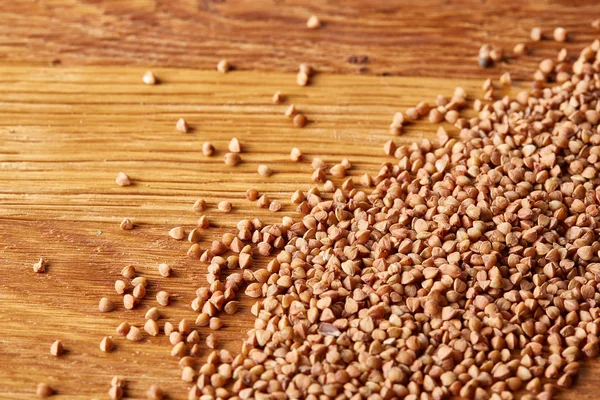 Karabuğday kabuğu çıkarılmış tane ahşap arka plan, üstten görünüm, yakın çekim, seçici odak.