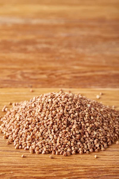Karabuğday kabuğu çıkarılmış tane ahşap arka plan, üstten görünüm, yakın çekim, seçici odak.
