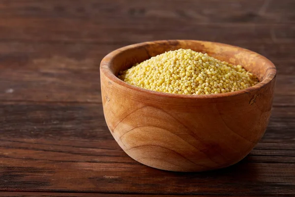 Mercimek rustik ahşap arka plan, üstten görünüm, yakın çekim, seçici odak bir ahşap kase.