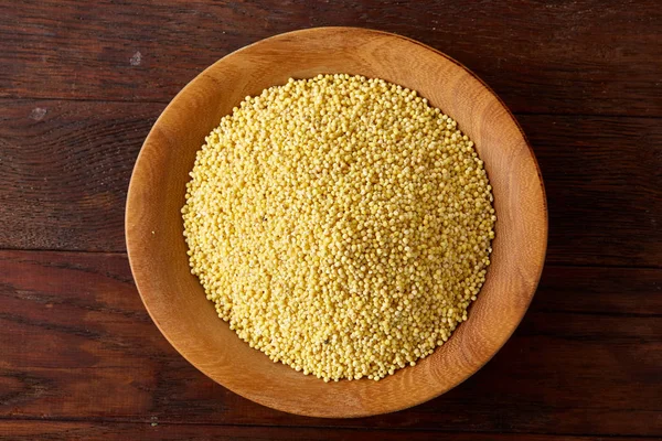 Mercimek rustik ahşap arka plan, üstten görünüm, yakın çekim, seçici odak bir ahşap kase.