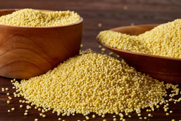 Mercimek rustik ahşap arka plan, üstten görünüm, yakın çekim, seçici odak bir ahşap kase.