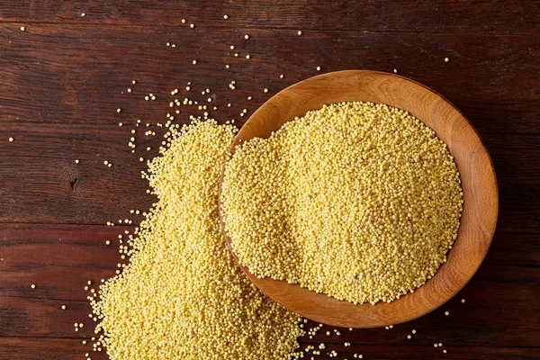 Mercimek rustik ahşap arka plan, üstten görünüm, yakın çekim, seçici odak bir ahşap kase.