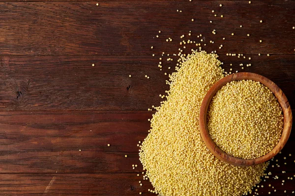 Mercimek rustik ahşap arka plan, üstten görünüm, yakın çekim, seçici odak bir ahşap kase.