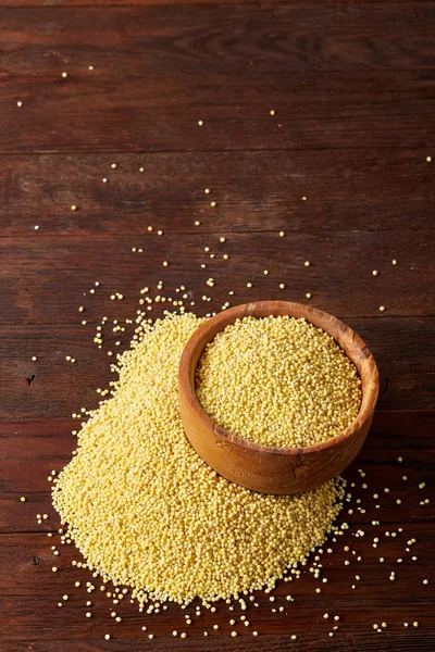 Mercimek rustik ahşap arka plan, üstten görünüm, yakın çekim, seçici odak bir ahşap kase.