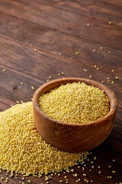 Mercimek rustik ahşap arka plan, üstten görünüm, yakın çekim, seçici odak bir ahşap kase.