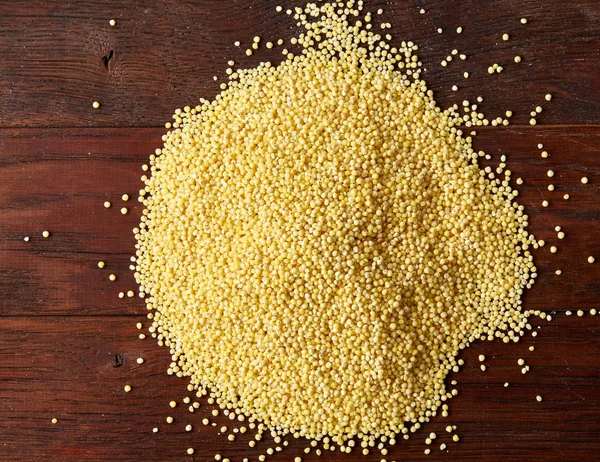 Mercimek rustik ahşap arka plan, üstten görünüm, yakın çekim, seçici odak bir ahşap kase.