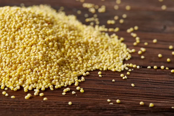 Mercimek rustik ahşap arka plan, üstten görünüm, yakın çekim, seçici odak bir ahşap kase.