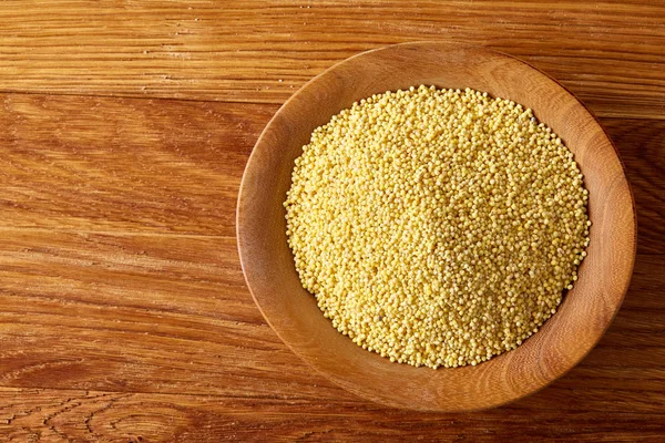 Mercimek rustik ahşap arka plan, üstten görünüm, yakın çekim, seçici odak bir ahşap kase.