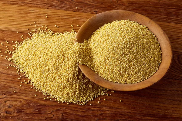 Mercimek rustik ahşap arka plan, üstten görünüm, yakın çekim, seçici odak bir ahşap kase.