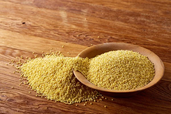 Mercimek rustik ahşap arka plan, üstten görünüm, yakın çekim, seçici odak bir ahşap kase.