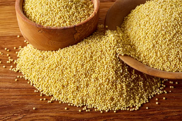 Mercimek rustik ahşap arka plan, üstten görünüm, yakın çekim, seçici odak bir ahşap kase.