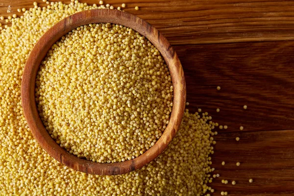 Mercimek rustik ahşap arka plan, üstten görünüm, yakın çekim, seçici odak bir ahşap kase.