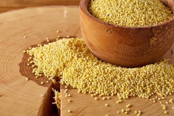 Mercimek rustik ahşap arka plan, üstten görünüm, yakın çekim, seçici odak bir ahşap kase.