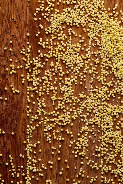 Mercimek rustik ahşap arka plan, üstten görünüm, yakın çekim, seçici odak bir ahşap kase. — Stok fotoğraf