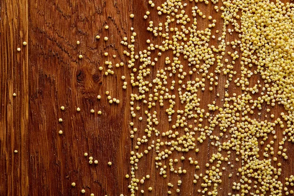 Mercimek rustik ahşap arka plan, üstten görünüm, yakın çekim, seçici odak bir ahşap kase.