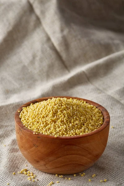 Mercimek rustik ahşap arka plan, üstten görünüm, yakın çekim, seçici odak bir ahşap kase.