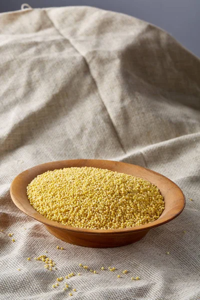 Mercimek rustik ahşap arka plan, üstten görünüm, yakın çekim, seçici odak bir ahşap kase.