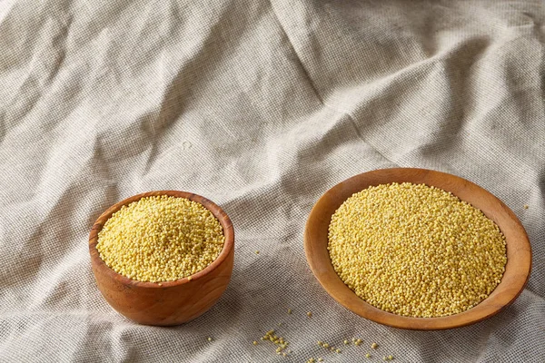 Mercimek rustik ahşap arka plan, üstten görünüm, yakın çekim, seçici odak bir ahşap kase.