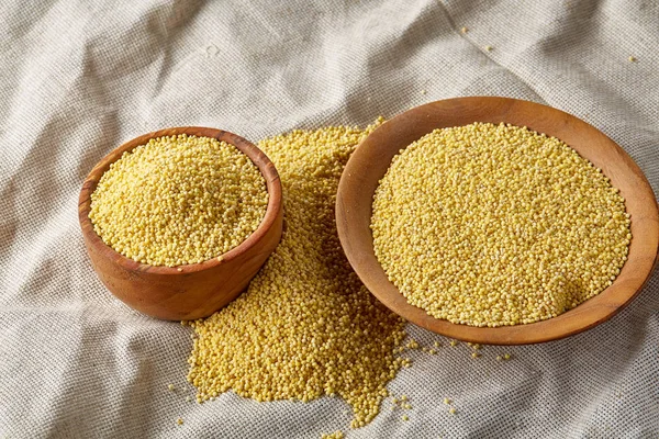 Mercimek rustik ahşap arka plan, üstten görünüm, yakın çekim, seçici odak bir ahşap kase.