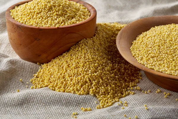 Mercimek rustik ahşap arka plan, üstten görünüm, yakın çekim, seçici odak bir ahşap kase.