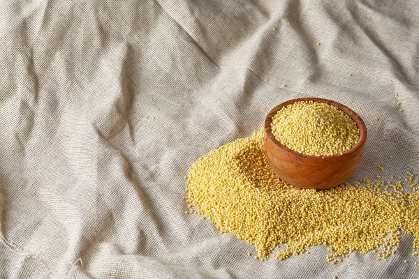 Mercimek rustik ahşap arka plan, üstten görünüm, yakın çekim, seçici odak bir ahşap kase.