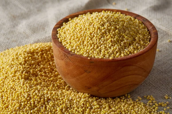 Mercimek rustik ahşap arka plan, üstten görünüm, yakın çekim, seçici odak bir ahşap kase.