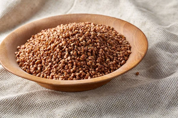 Kase tam buğday tahıl rustik ahşap masa üzerinde yakın çekim, seçici odak, sığ derinlik-in tarla.