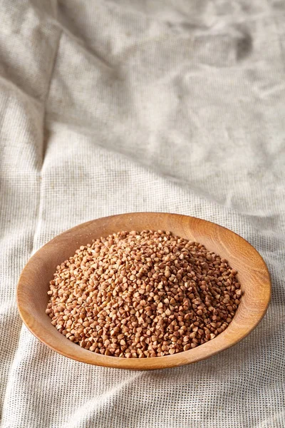 Kase tam buğday tahıl rustik ahşap masa üzerinde yakın çekim, seçici odak, sığ derinlik-in tarla.