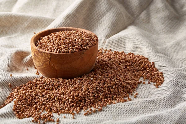 Kase tam buğday tahıl rustik ahşap masa üzerinde yakın çekim, seçici odak, sığ derinlik-in tarla.