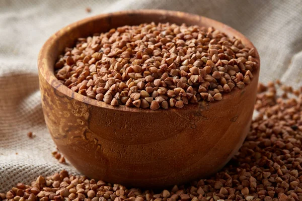 Kase tam buğday tahıl rustik ahşap masa üzerinde yakın çekim, seçici odak, sığ derinlik-in tarla.