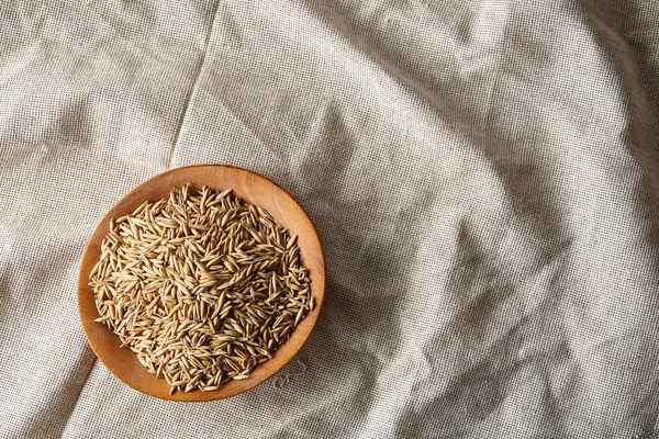 Yulaf kabuğu çıkarılmış tane veya yulaf ani artış ahşap plaka saf masa örtüsü, kopya alanı, üstten görünüm seçici odak üzerinde