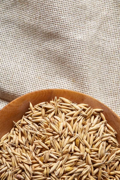 Yulaf kabuğu çıkarılmış tane veya yulaf ani artış ahşap plaka saf masa örtüsü, kopya alanı, üstten görünüm seçici odak üzerinde