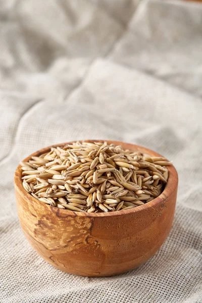 Yulaf kabuğu çıkarılmış tane veya yulaf ani artış ahşap plaka saf masa örtüsü, kopya alanı, üstten görünüm seçici odak üzerinde