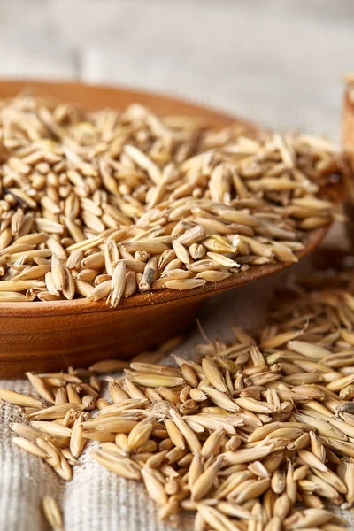 Yulaf kabuğu çıkarılmış tane veya yulaf ani artış ahşap plaka saf masa örtüsü, kopya alanı, üstten görünüm seçici odak üzerinde