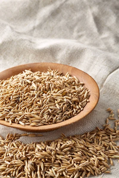 Yulaf kabuğu çıkarılmış tane veya yulaf ani artış ahşap plaka saf masa örtüsü, kopya alanı, üstten görünüm seçici odak üzerinde