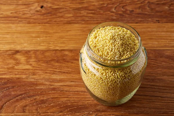 Mercimek rustik ahşap arka plan, üstten görünüm, yakın çekim, seçici odak bir ahşap kase.