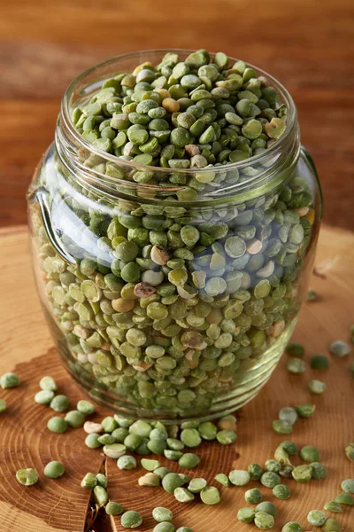 Cam ahşap arka plan, yakın çekim, seçici odak ham yeşil bezelye.