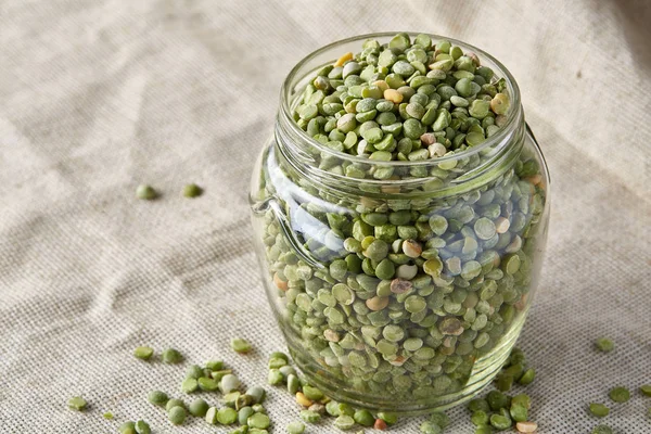 Cam ahşap arka plan, yakın çekim, seçici odak ham yeşil bezelye.