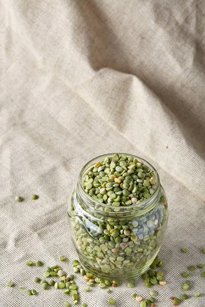 Cam ahşap arka plan, yakın çekim, seçici odak ham yeşil bezelye.